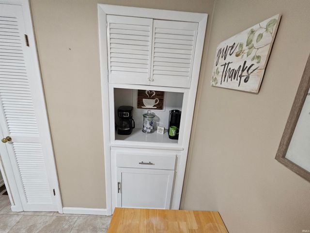 813 W 4th Street, Bicknell, IN 47512