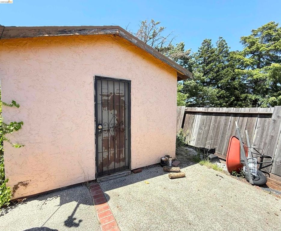 Image 14 of property listing at 133 Meadowlark Way, Hercules, CA 94547