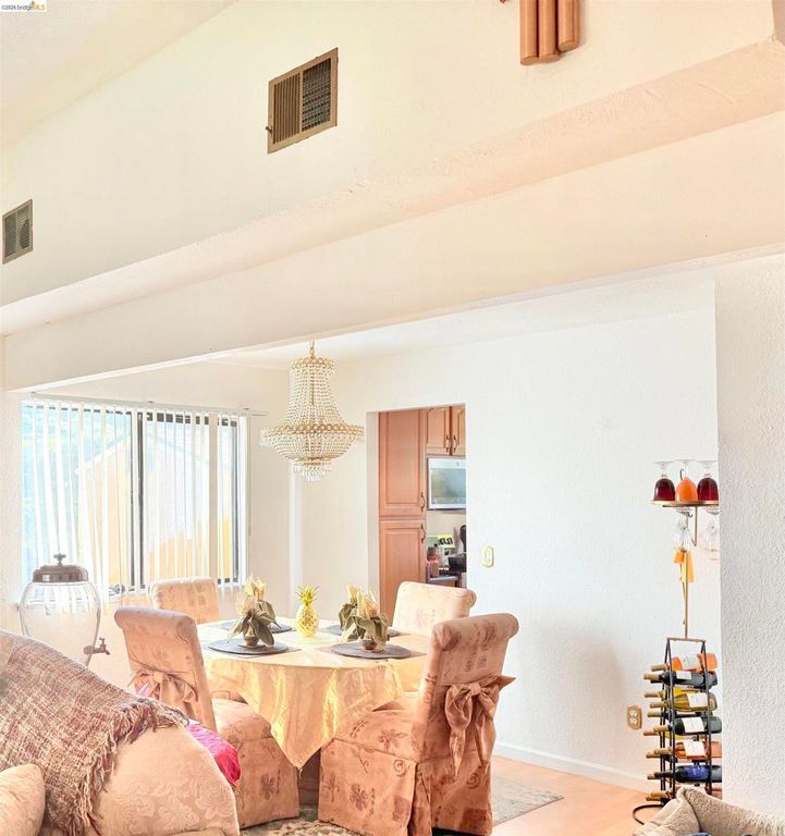 Image 3 of property listing at 133 Meadowlark Way, Hercules, CA 94547