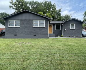 2704 McKeige Dr, Nashville, TN 37214