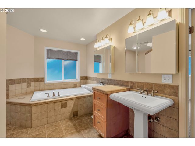 21414 S RICHARD Ct, Oregon City, OR 97045