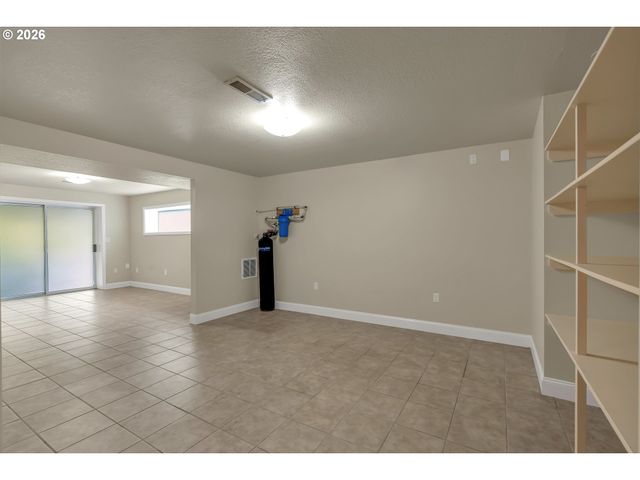 21414 S RICHARD Ct, Oregon City, OR 97045