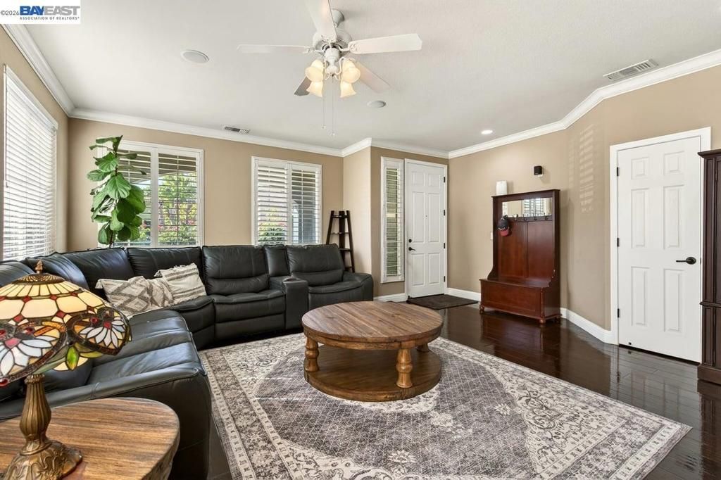 Image 4 of property listing at 469 Monte Oro St, Manteca, CA 95337