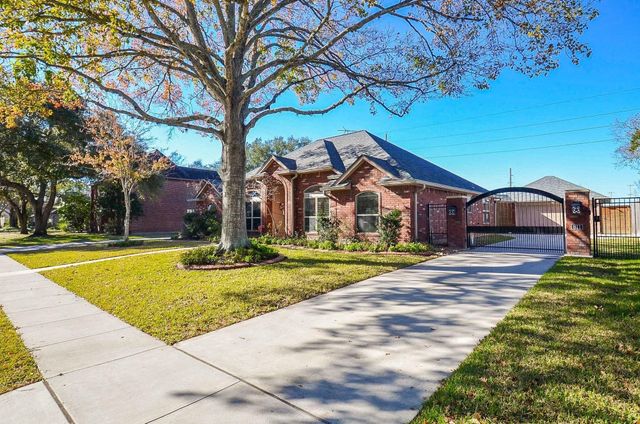 811 W Green Belt Drive, Sugar Land, TX 77498