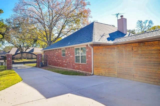 811 W Green Belt Drive, Sugar Land, TX 77498