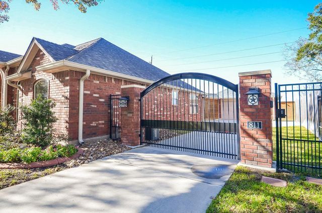 811 W Green Belt Drive, Sugar Land, TX 77498