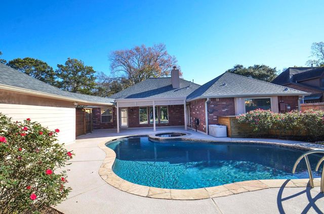 811 W Green Belt Drive, Sugar Land, TX 77498