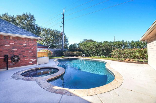 811 W Green Belt Drive, Sugar Land, TX 77498