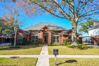 811 W Green Belt Drive, Sugar Land, TX 77498