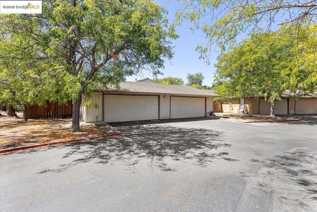 2275 Whitman Rd, Concord, CA 94518