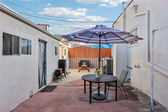 3845 Hollypark, Los Angeles, CA 90039