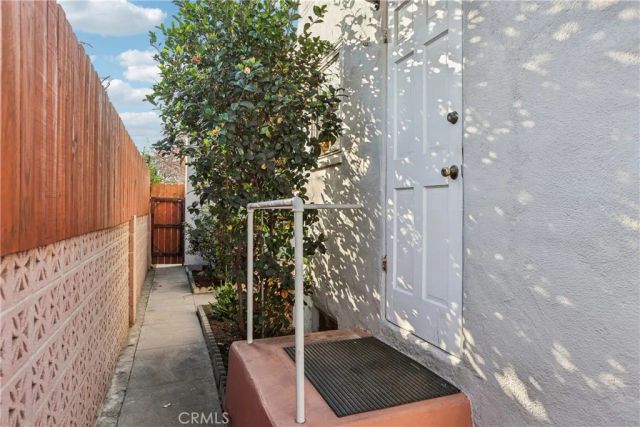 3845 Hollypark, Los Angeles, CA 90039