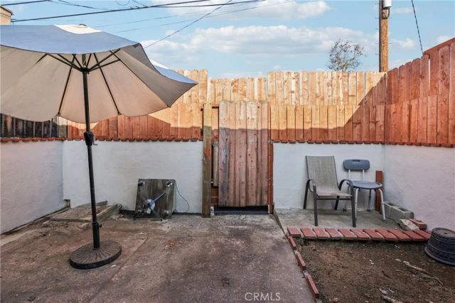 3845 Hollypark, Los Angeles, CA 90039