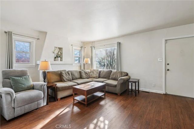 3845 Hollypark, Los Angeles, CA 90039