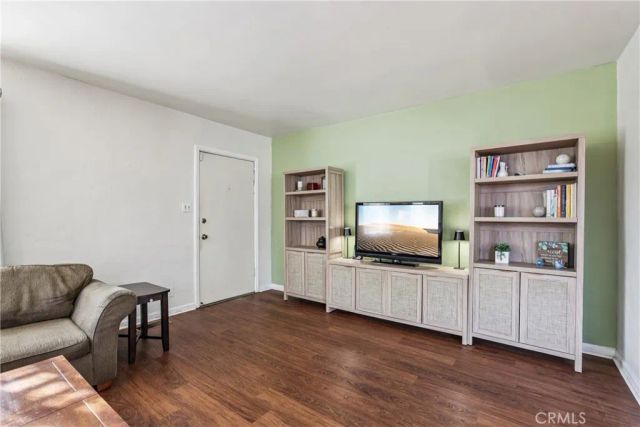 3845 Hollypark, Los Angeles, CA 90039