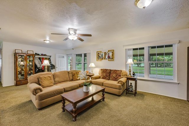 835 Jones ST, Smithville, TX 78957