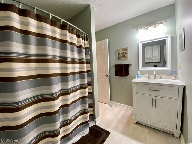 578 FIELDSTONE Drive, Amherst, OH 44001
