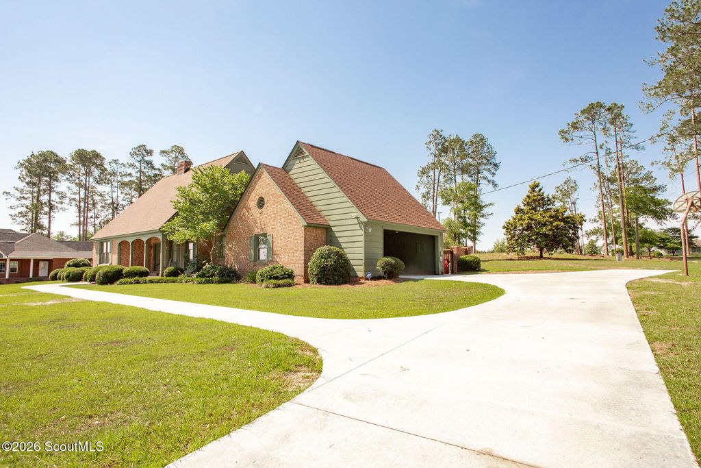 220 Lake Shore Drive, Alma, GA 31510