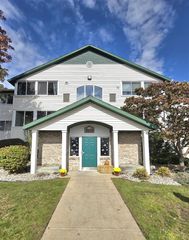 5835 Crosswinds Drive 31, Norton Shores, MI 49444