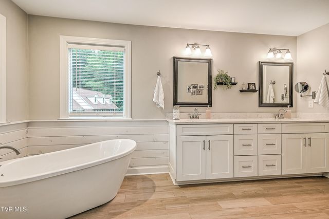 1239 Olde Oaks Drive, Gray, TN 37615