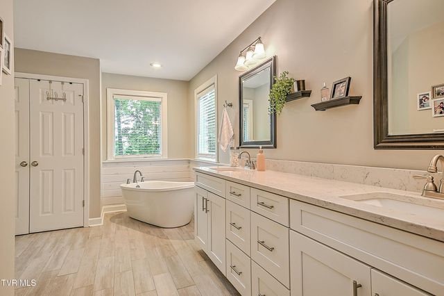 1239 Olde Oaks Drive, Gray, TN 37615