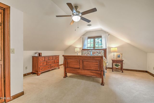 1239 Olde Oaks Drive, Gray, TN 37615