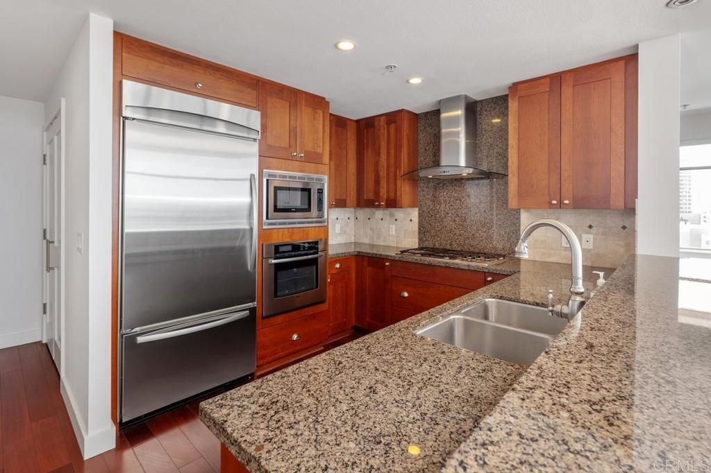 Image 14 of property listing at 700 W E Street 801, San Diego, CA 92101