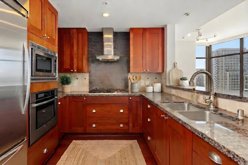 Image 2 of property listing at 700 W E Street 801, San Diego, CA 92101