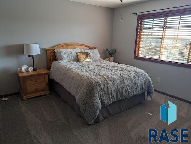 8128 S Grass Creek Dr Drive, Sioux Falls, SD 57108