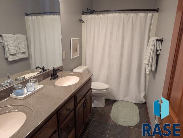 8128 S Grass Creek Dr Drive, Sioux Falls, SD 57108