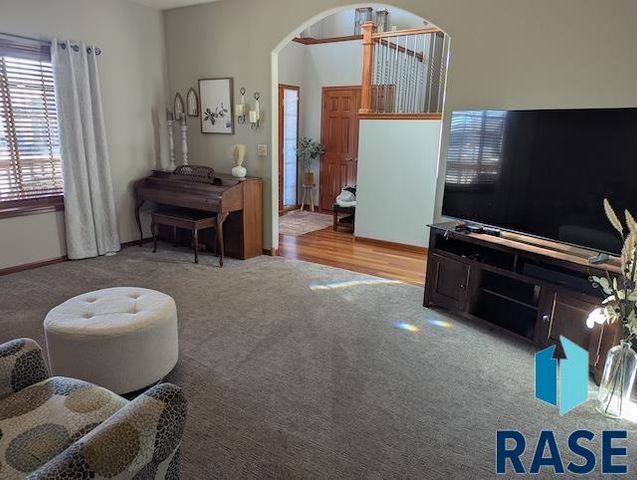 8128 S Grass Creek Dr Drive, Sioux Falls, SD 57108