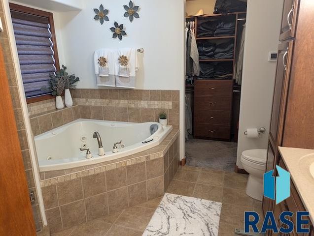 8128 S Grass Creek Dr Drive, Sioux Falls, SD 57108