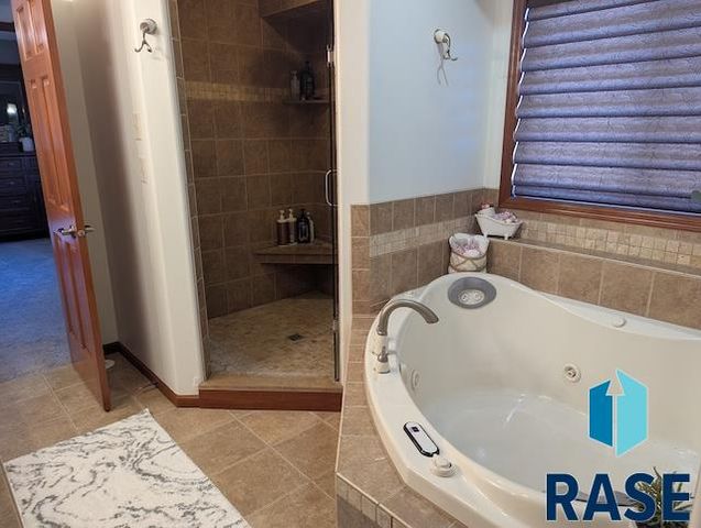 8128 S Grass Creek Dr Drive, Sioux Falls, SD 57108