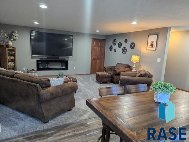 8128 S Grass Creek Dr Drive, Sioux Falls, SD 57108