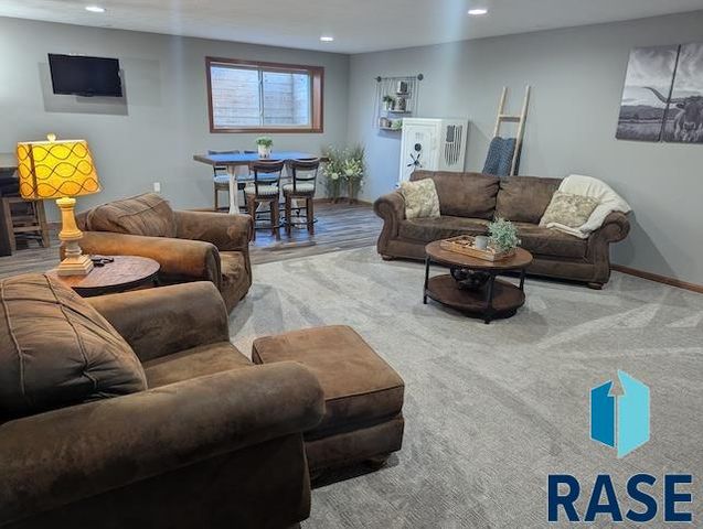 8128 S Grass Creek Dr Drive, Sioux Falls, SD 57108