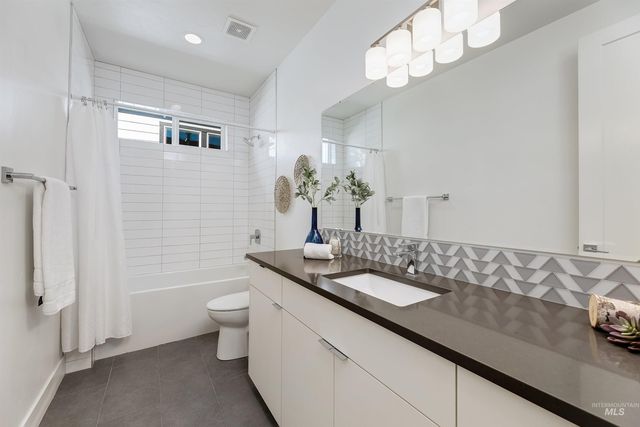 1425 E Jade Creek St, Eagle, ID 83616