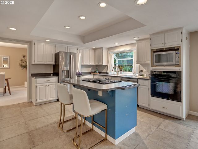 6106 CHURCHILL DOWNS Dr, West Linn, OR 97068