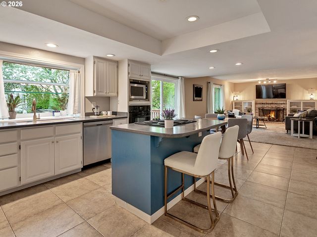 6106 CHURCHILL DOWNS Dr, West Linn, OR 97068