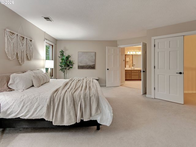 6106 CHURCHILL DOWNS Dr, West Linn, OR 97068