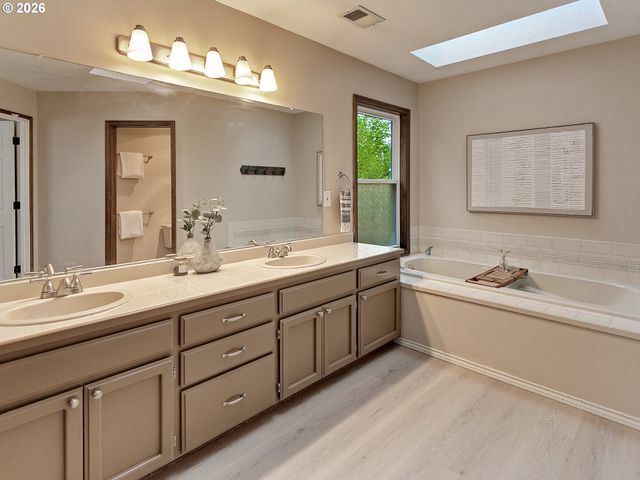 6106 CHURCHILL DOWNS Dr, West Linn, OR 97068