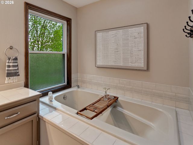 6106 CHURCHILL DOWNS Dr, West Linn, OR 97068