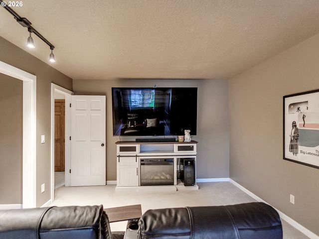 6106 CHURCHILL DOWNS Dr, West Linn, OR 97068