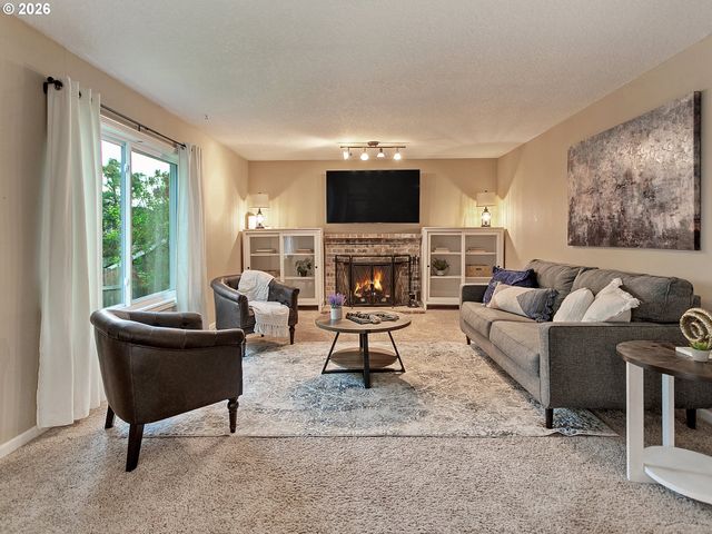 6106 CHURCHILL DOWNS Dr, West Linn, OR 97068