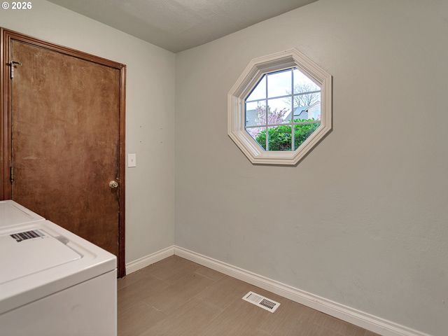 6106 CHURCHILL DOWNS Dr, West Linn, OR 97068