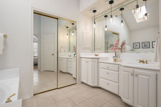 8606 Old Oak Drive, Irving, TX 75063