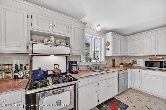 124 W Lincoln Street, Grand Ledge, MI 48837