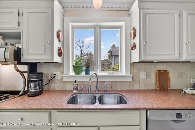 124 W Lincoln Street, Grand Ledge, MI 48837