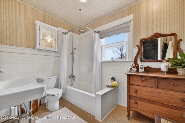 124 W Lincoln Street, Grand Ledge, MI 48837