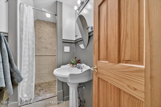 124 W Lincoln Street, Grand Ledge, MI 48837