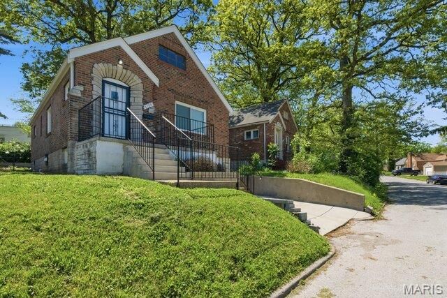 6758 Kenwood Drive, St Louis, MO 63121
